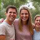 Een lachende familie bestaande uit ouders en twee kinderen
